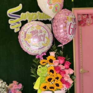 Arreglo Amor Infinito con rosas rosadas, girasoles, follaje, peluche y tres globos para la bienvenida del bebé